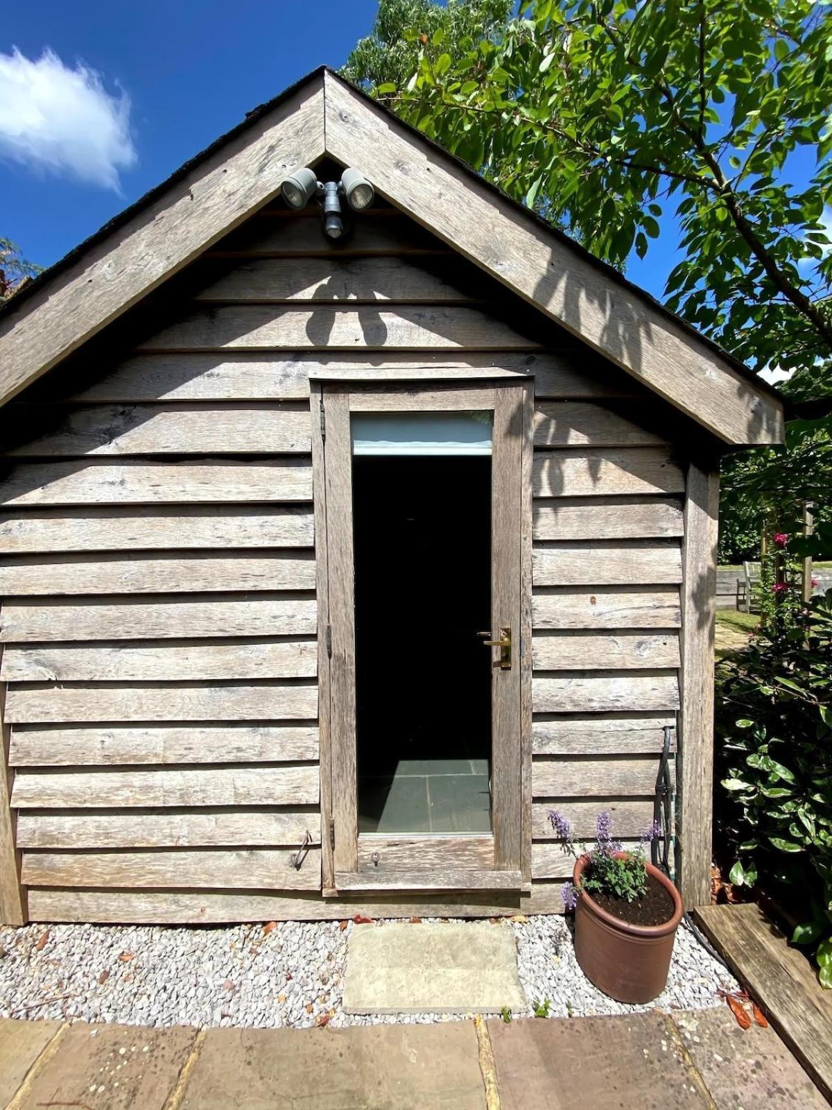 The Tool Shed Nestled In Idyllic Countryside Villa Linchmere Exterior photo